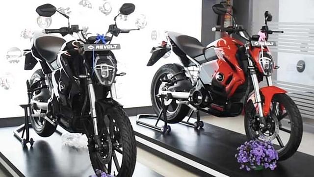 revolt motors madurai dealership rv400 images white red