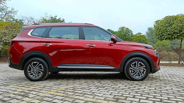 kia carens side