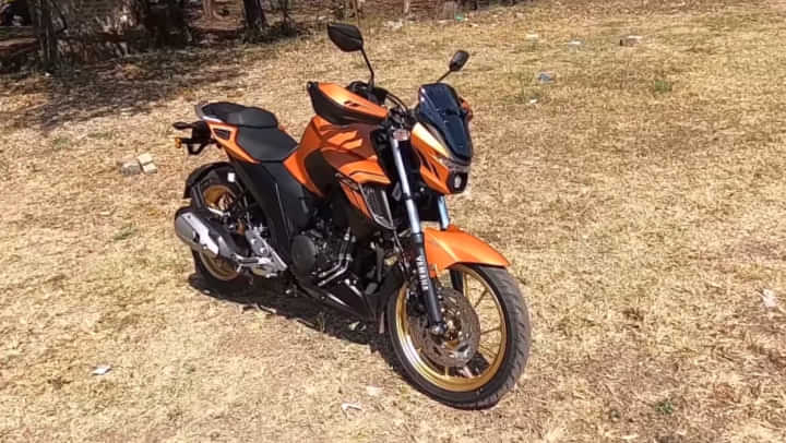 See What 2022 Yamaha FZS 25 New Colour Looks Like In Real Life!