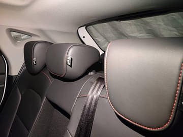 2022 mg zs ev headrests