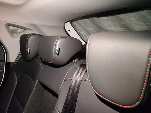 2022 mg zs ev headrests