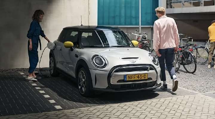 2022 MINI Cooper SE Electric Price In India Starts From Rs 47.20 Lakh!