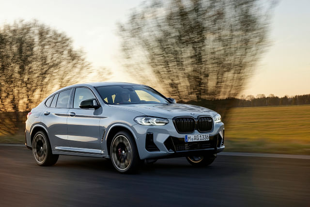 2022 BMW X4 front profile