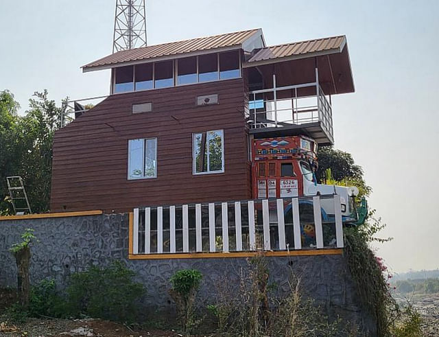 Sideview of this amazing house
