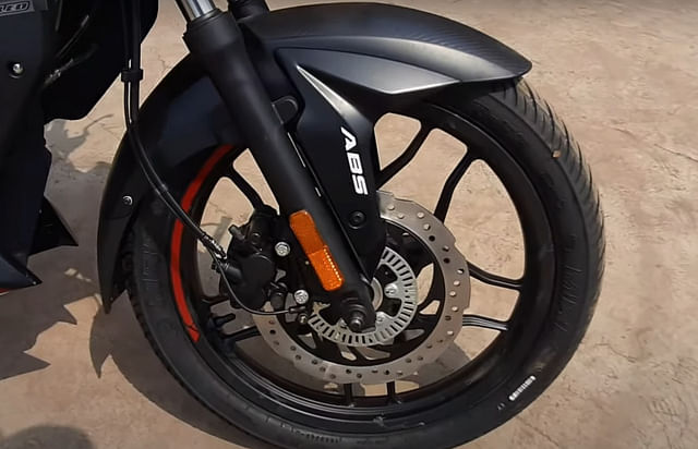 Pulsar NS160 black alloy wheels