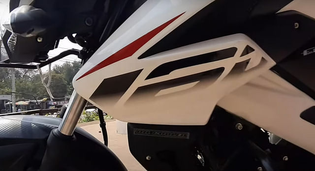 NS160 new Pearl White colour and graphics