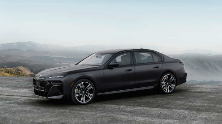 2022 BMW 7-Series Limousine Breaks Cover: Bigger, Better, Luxurious Than Ever!