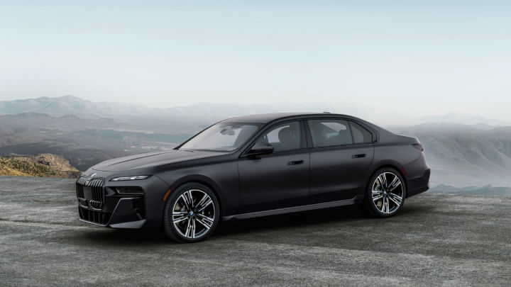 2022 BMW 7-Series Limousine Breaks Cover: Bigger, Better, Luxurious Than Ever!