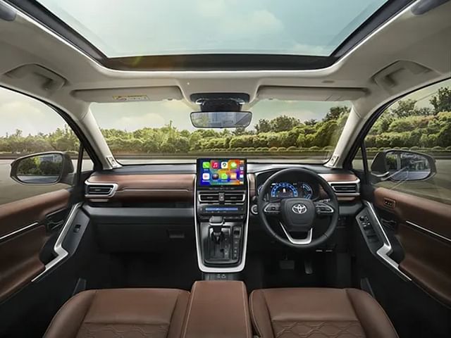 Maruti Invicto vs Innova Hycross