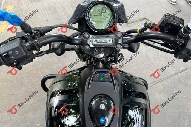 Bajaj Avenger 220 Street